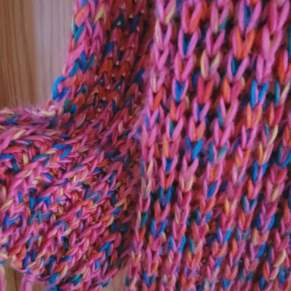 Knitted pink scarf - Picture 1 of 3